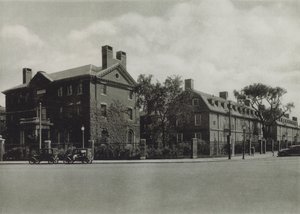 Harvard Egyetem: Phillips Brooks House; Kaszacsarnok, Kollégium; Lionel Hall, Kollégium (f/w fotó) alkotó: American Photographer (after)