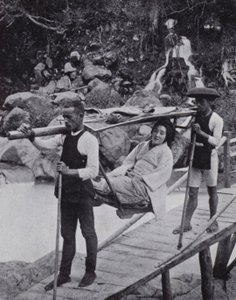 Japán hölgy átkel a Daiya folyón Nikko közelében (f/w fotó) alkotó: American Photographer (after)