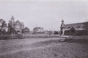 Old Orchard Beach, Maine: Town Hall and Public Library; Posta; Szent Margit RC-templom (f/w fotó) alkotó: American Photographer (after)