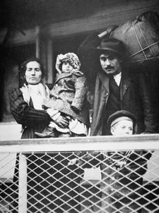 Egy migráns olasz család az Ellis Island-ről New Yorkba tartó kompon alkotó: American Photographer