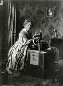 Singers szabadalmi varrógépek hirdetése, 1899 alkotó: American Photographer