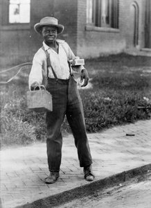 Afro-amerikai cipőtisztító fiú, 1899 körül (f/w fotó) alkotó: American Photographer