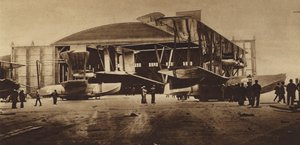 Amerika az első világháborúban: NC-3 és NC-4 a hangárjuk előtt, készen az atlanti repülésre (fekete-fehér fotó). alkotó: American Photographer
