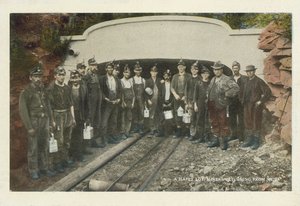 Amerikai szénbányászat: A munkából hazatérő bányászok (színes fotó): boldogok. alkotó: American Photographer