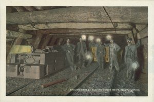 Amerikai szénbányászat: Kocsik vontatása villanymotorral 1000 láb mélyen a felszín alatt (színes fotó) alkotó: American Photographer