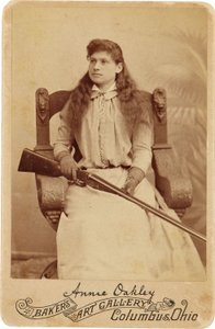 Annie Oakley: Annie Oakley:. Itt a legendás lövész meglehetősen tisztességesen ül egy masszív reneszánsz stílusú székben, egy vadászpuskával az ölében. Finom nőies vonásai és hulló haja meghazudtolja masszív kültéri képe ©Buyenlarge/UIG/Leemage alkotó: American Photographer