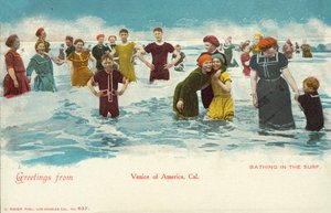 Fürdés a szörfben (színes fotó) alkotó: American Photographer