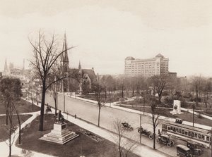 A Grand Circus Park madártávlatból, a Woodward Avenue, a Pingree-emlékmű, a Maybury-emlékmű, a Central M E Church és a YMCA épülete, Detroit, Michigan (fekete-fehér fotó). alkotó: American Photographer
