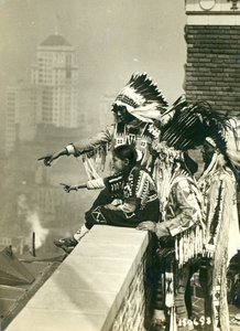 Feketelábú indiánok a McAlpin Hotel tetején, nem hajlandók aludni a szobájukban, New York City alkotó: American Photographer