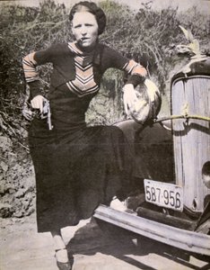 Bonnie Parker „keménynek” pózol egy pisztollyal és szivarral, 1934 körül (f/w fotó) alkotó: American Photographer