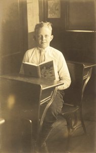 Elrabolt fiú olvas (fekete-fehér fotó) alkotó: American Photographer