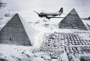 A C-47 egyiptomi piramisok felett repül alkotó: American Photographer