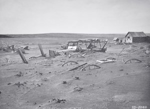 Por és homok által betemett autók és mezőgazdasági gépek, Dallas, Dél-Dakota alkotó: American Photographer
