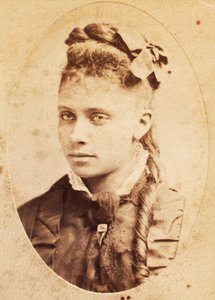 Carte de visite fiatal afro-amerikai nőről, 1880 körül alkotó: American Photographer