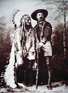 Chief Sitting Bull (1831-90) turnén Buffalo Bill Codyval (1846-1917) és vadnyugati show-jával (f/w fotó) alkotó: American Photographer