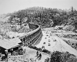 Kínai munkások a Sierra Nevada-hegység nyugati lejtőjén álló hídon dolgoznak alkotó: American Photographer
