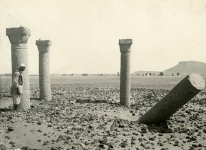 Oszlopok a kopt templomból, nyugatról nézve, Sai sziget, Egyiptom, fénykép: Breasted, Oriental Institute, University of Chicago, 1920 körül alkotó: American Photographer