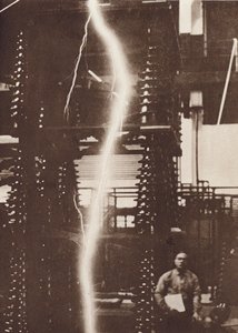 Mesterséges villámok kisülése egy ötmillió voltos generátorból (fekete-fehér fotó) alkotó: American Photographer