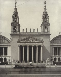 A gépcsarnok keleti portálja alkotó: American Photographer