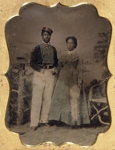 Tűzoltó és menyasszony, 1860 körül (negyedlemezes bádog, kézzel színezett, aranyozott kiemeléssel, bőr) alkotó: American Photographer