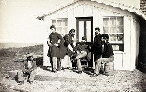 Öt polgárháborús katona gyűlt össze az otthona előtti földes verandán, afroamerikai fiatalok ültek a közelükben, 1861-65 alkotó: American Photographer
