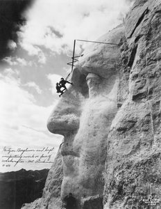 Gutzon Borglum a washingtoni munkákat ellenőrzi a Mount Rushmore-nál, 1932 alkotó: American Photographer
