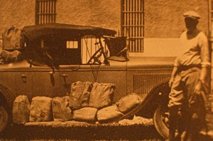 Sonkák - hatpalackos csomagok szalmában és papír zsákvászon párnázatához, a tilalom idején (szépia fotó) alkotó: American Photographer