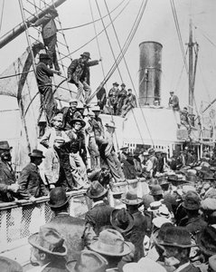 A reménybeli kutatók elhagyják Vancouvert a Klondike-i aranyláz idején (1897-98) 1898 (f/w fotó) alkotó: American Photographer