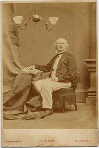 Horace Greeley (1811-72), amerikai politikus és újságszerkesztő, fotó: J H Kent, Brockport, New York (albumfotó) alkotó: American Photographer