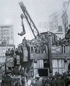 Houdini kényszerkabátból menekül, miközben egy daruban függesztették fel New Yorkban (f/w fotó) alkotó: American Photographer