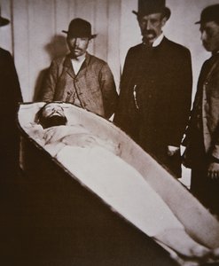 Jesse James a koporsójában, miután 1882-ben agyonlőtték (f/w fotó)