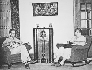 Roosevelt elnök „Fireside Chats” című műsorának hallgatása a rádióban, Kansas, 1930 körül (f/w fotó) alkotó: American Photographer