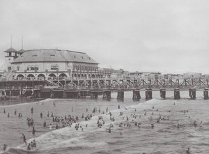 Long Beach, Kalifornia: Municipal Auditorium és fürdőhelyszín (fekete-fehér fotó). alkotó: American Photographer