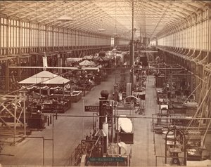 Machinery Hall, South Avenue, Philadelphia Centennial International Exhibition, 1876 (ezüst albumin nyomat) alkotó: American Photographer