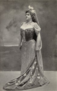 Marcella Sembrich, mint Astrifiammante, az éjszaka királynője, A varázsfuvolában (fekete-fehér fotó) alkotó: American Photographer