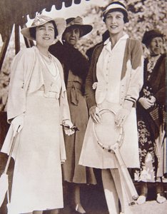 Mrs. Helen Wills Moody (jobbra) az amerikai teniszbajnok, találkozik York hercegnőjével a wimbledoni All-England Clubban az 1935-ös gyepteniszbajnokság során (f/w fotó) alkotó: American Photographer