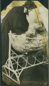 New York Foundling Hospital - Anna Michella nővér csecsemővel és bölcsővel alkotó: American Photographer