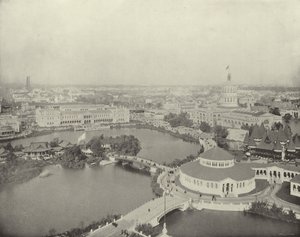 A kormány épületének tetejétől északnyugatra alkotó: American Photographer