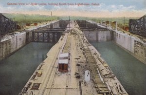 Panama-csatorna, a felső zsilipek általános látképe, északról a Gatun világítótoronyból (színes fénykép) alkotó: American Photographer