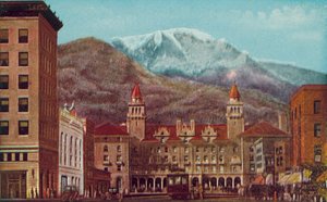 Pikes Peak Avenue, Colorado Springs, Colorado, Pikes Peak a távolban (színes fénykép) alkotó: American Photographer