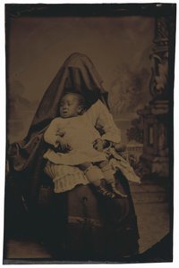 Egy rejtett nő és gyermek portréja,c. 1875 (fotó) alkotó: American Photographer