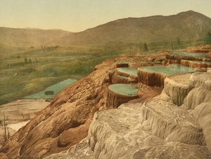 Szószéki teraszok felülről, Yellowstone Nemzeti Park, 1898 körül (photochrom) alkotó: American Photographer
