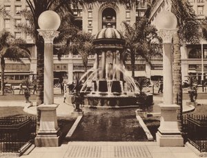 San Diego: Wilde adományozta a városnak (fekete-fehér fotó): Elektromos szökőkút a Plaza Parkban, a US Grant Hotel előtt. alkotó: American Photographer