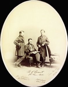 Ulysses S. Grant és segítői, Orville E. Babcock és Adam Badeau aláírásával ellátott fényképe katonai egyenruhában, 1865 körül alkotó: American Photographer