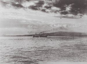 Az Oshkosh gőzhajó elhagyja Long Beach-et első útjáról (fekete-fehér fotó) alkotó: American Photographer