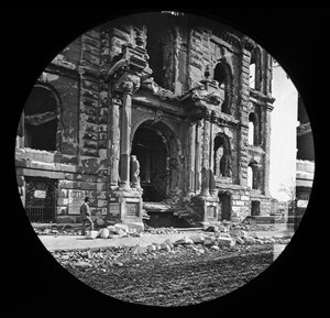 A bíróság nyugati bejárata a nagy chicagói tűzvész után, 1871 (üveglámpás csúszda) alkotó: American Photographer