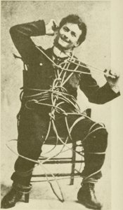 A fiatal Harry Houdini 1898-ban egy szabadulóköteles trükköt mutat be (fekete-fehér fotó) alkotó: American Photographer