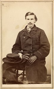 Azonosítatlan férfi felöltőben, sapkában és kesztyűben alkotó: American Photographer