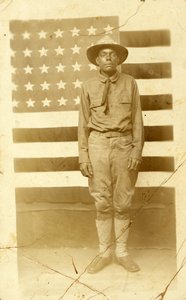 világháborús katona amerikai zászlóval a háttérben, 1914-18 alkotó: American Photographer