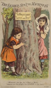 Gyerekek bújócskát játszanak a fán alkotó: American School